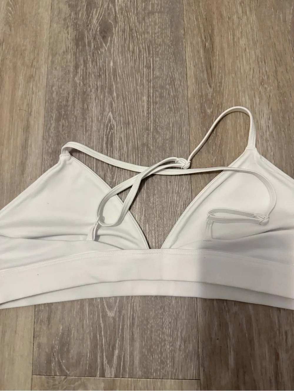 Brand new ALO Yoga White Strappy V-Neck Sports Bralette